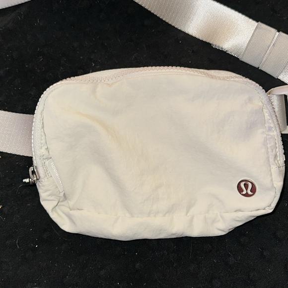 Lululemon Everywhere Belt Bag. White opal. 1L. - Picture 2 of 5